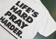 画像1: 【90's】USA製【ビンテージ】【LIFE’S HARD PRAY HARDER】【白】【Ｔシャツ】【サイズＬ】  (1)