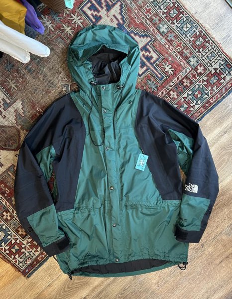 画像1: 【ビンテージ】【The north face】【ザ ノースフェイス】ゴアテックス 黒ｘ緑【マウンテンライトジャケット】【サイズＸＬ】  (1)